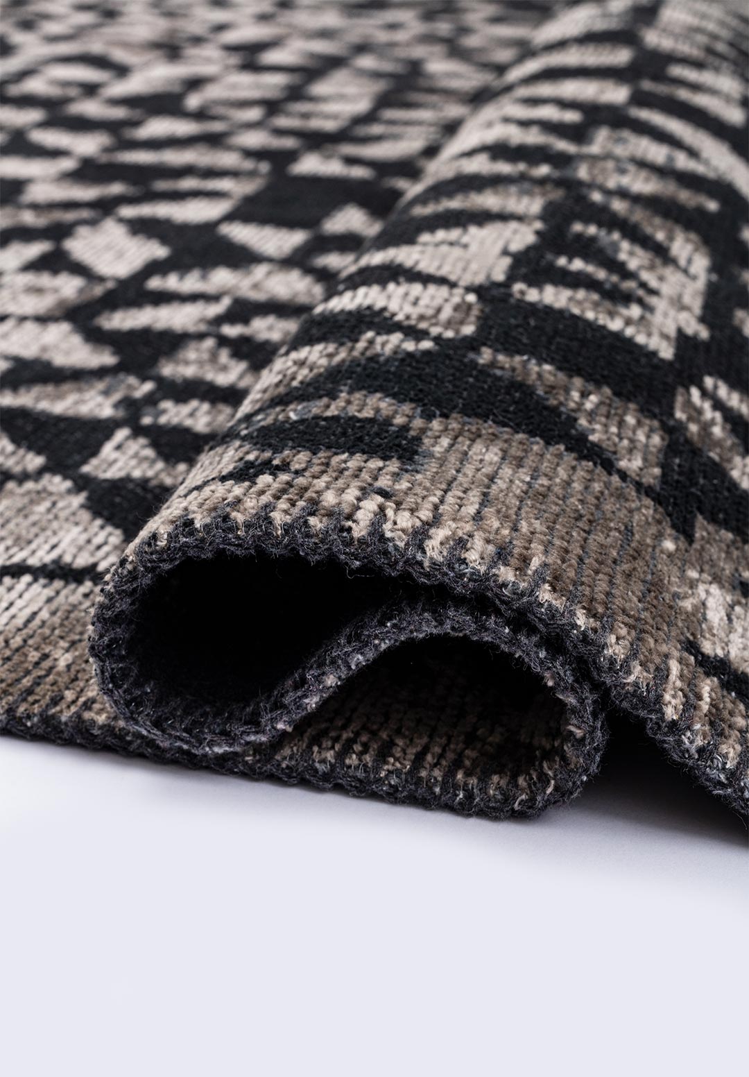 BOLOGNA MATTE BLACK - BEIGE RUG - 2